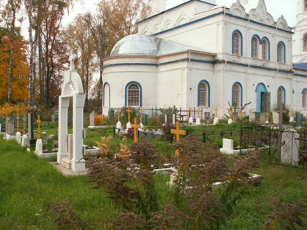 Кладбище у северного фасада храма [Николай Чуксин]