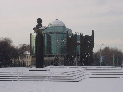 Памятник космонавту Джанибекову и офис Интерпола [Долгая Г.]