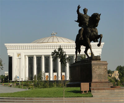 Памятник Амиру Темуру на фоне Дворца форумов 