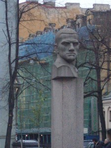 памятник Маяковскому Петербург []