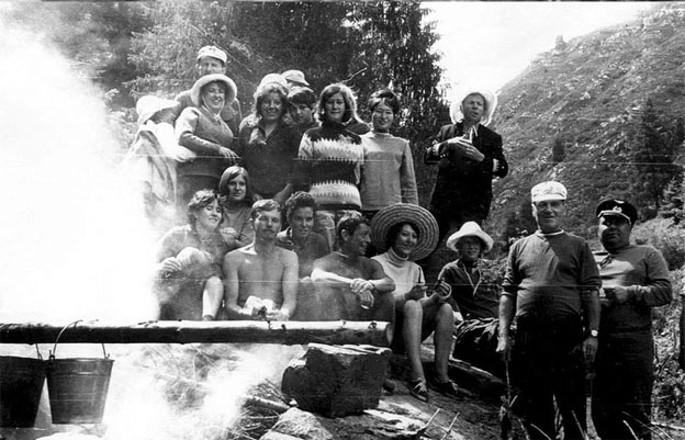 Июнь 1971 г. Горы вокруг Иссык-Куля. Обеденный перерыв. От дыма закрыл глаза. []