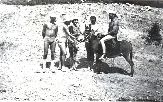 Июнь 1971 г. Горы вокруг Иссык-Куля. Девушки сесть на ишака не решаются. []