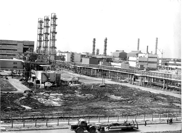 Томск. 1983 г. Завод метанола, слева заканчивается строительство завода формалина. []