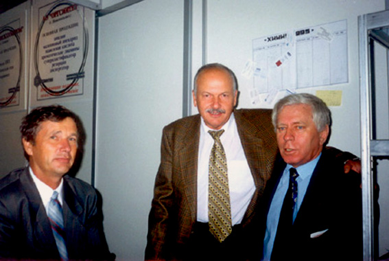 Москва. Сентябрь 1995 г. Встреча с первым директором ТНХК В.С.Гетманцевым (справа) на международной выставке 