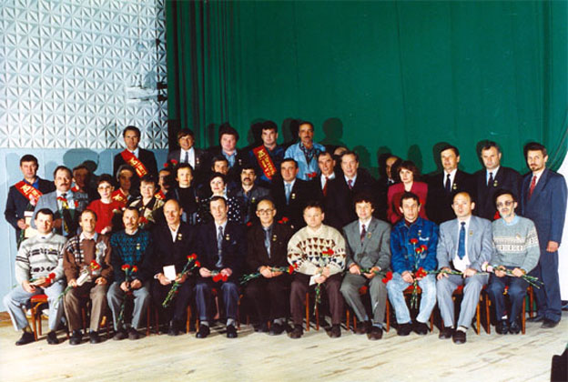 Томск. 24.05.1996 г. День химика. После вручения правительственных наград. Я справа третий во 2-м ряду. []