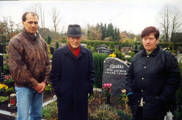 Папенбург. Апрель 2001 г. Папа и Надя на могиле мамы. Слева Саша Машкин. []