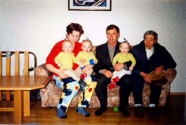 Папенбург. Апрель 2001 г. Лиля, внучка тёти Марты, её тройня и мы с папой.  []