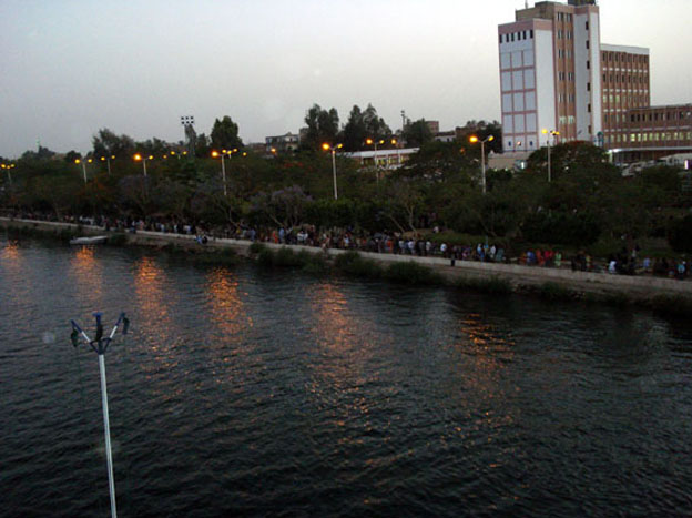 Египет. 28.04.2008 г. Эсна встречает караваны кораблей с туристами. []