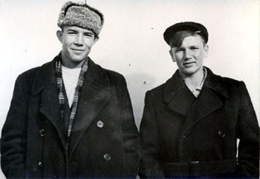 Май 1958 г. Текели. После получения водительских прав. Слева Витя Чернов. []