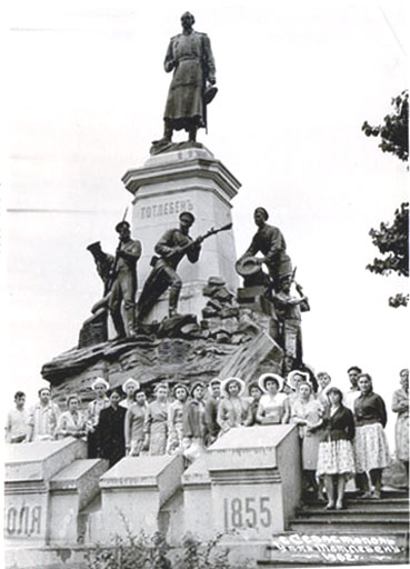 1962 г. Севастополь. Памятник Тотлебену. Автор четвёртый слева. []