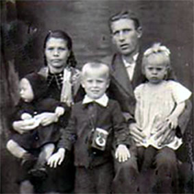 1955? г. Кизел, Молотовской области. Дядя Отто и тётя Таня с детьми. []
