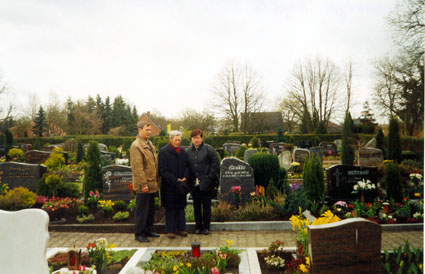 Апрель 2001 г. У могилы мамы с папой и Надей. []