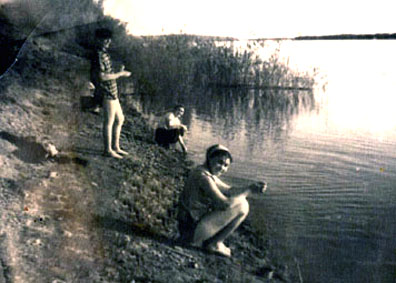 Весна 1959 г. Томь. Сокурсницы помогают проверять 