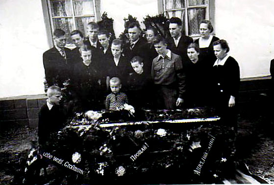 28.04.1962 г. Талды-Курган. У гроба 
