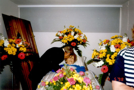 18.05.1998 г. Папенбург. Последнее прощание папы с мамой.       []
