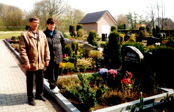    Апрель 2001 г. Папенбург. С Надей у могилы мамы. []