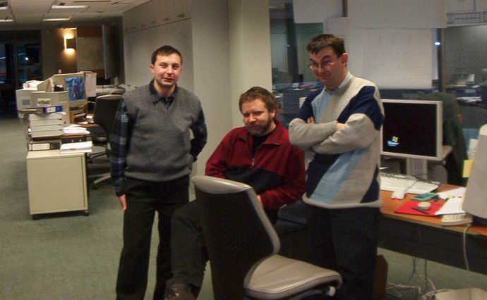 В главном офисе Фризомата. Слева направо: я, Ян бородатый, болгарин Спас. [Тим]