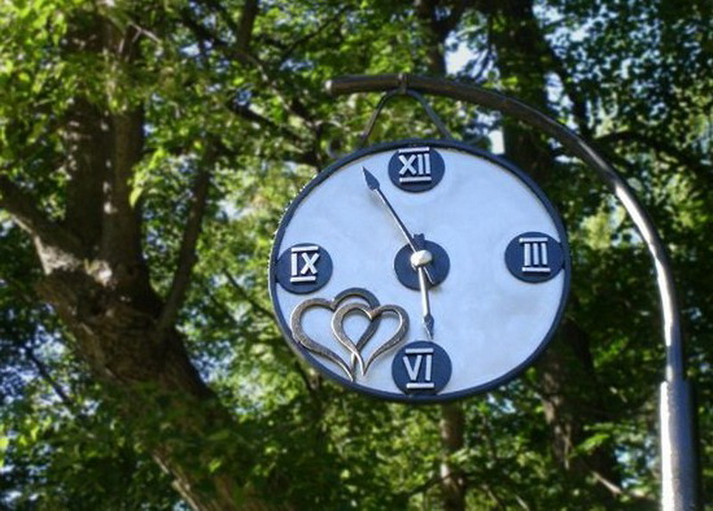 Часы для влюбленных на Аллее любви в Нескучном саду.  [А. Рублев]