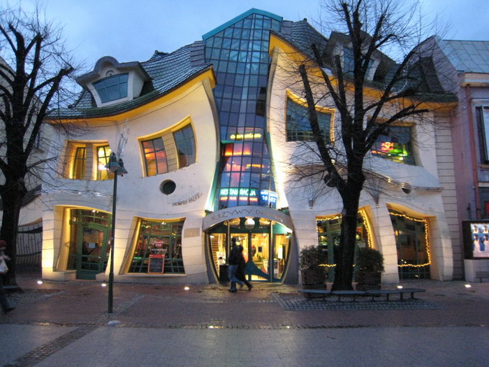 The Crooked House, Monte Cassino Blvd, Sopot. []