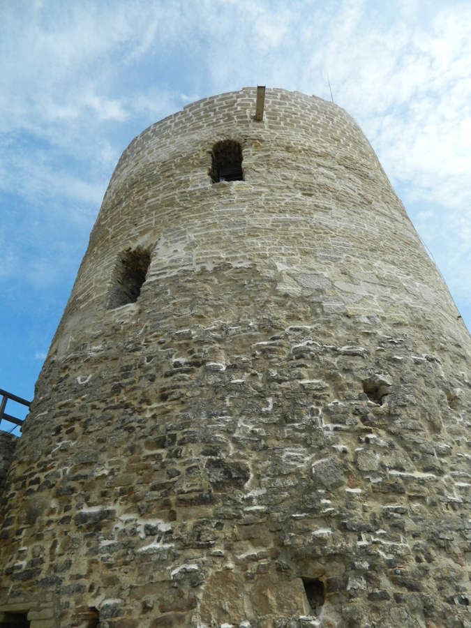 Башня крепости Изборск []