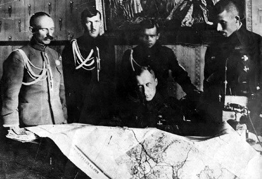 Полковник А.Н. Гришин-Алмазов (в центре) со своим штабом. []