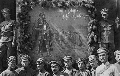 Бойцы 8-й роты 7-го чехословацкого полка, принимавшей участие в захвате Барнаула, на фоне одного из своих вагонов []