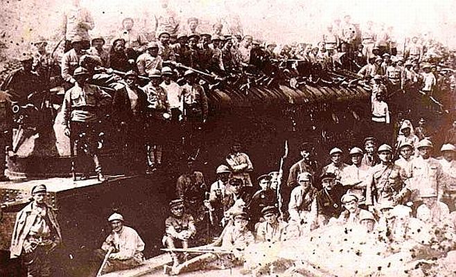 Команда бронепоезда. А.Г.Железняков среди бойцов в нижней части снимка. Одесса. Май 1919 год. [Семейный архив]