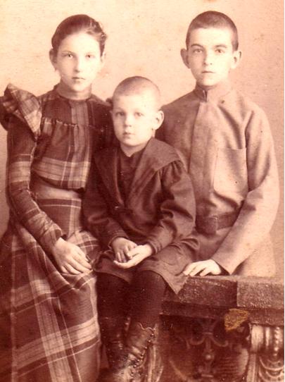 Слева-сестра Александра, справа-брат Николай, в центре - Анатолий.1900 год. [Семейный архив]
