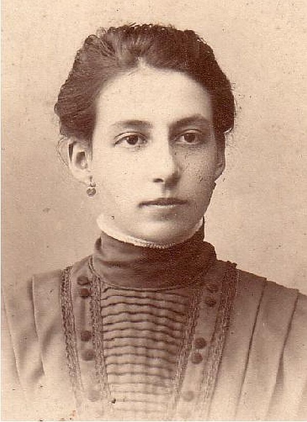Старшая сестра мамы Еротиида Александровна Соколова (1887-1964). Весьёгонск. 1907 год. [Семейный архив]