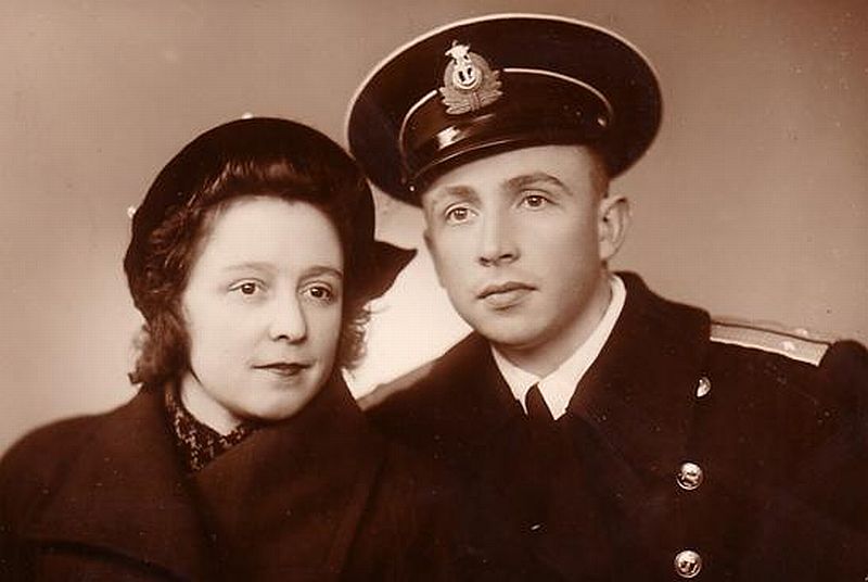 Первая лейтенантская фотография с сестрой Е.А.Захаровой. Москва. Октябрь. 19567 год. [Верюжский]