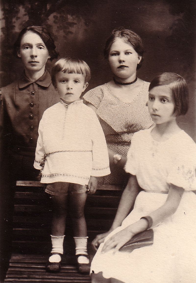 Мама, Катя Комиссарова, брат и сестра. Углич.1939 год. [Верюжский]