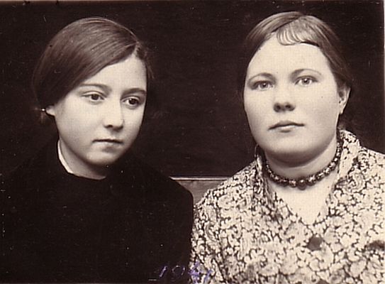 Сестра Женя и Катя Комиссарова.Углич.1940 год. [Верюжский]
