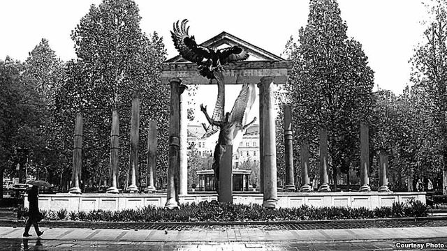 Эскиз монумента жертвам нацистской оккупации в Будапеште []