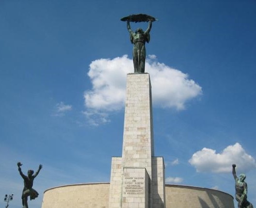 Монумент свободы на горе Геллерт в Будапеште после []