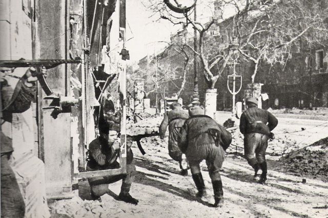 Совесткие солдаты в боях за Будапешт []