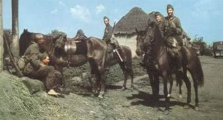 Венгерские военные на улицах советских деревень []