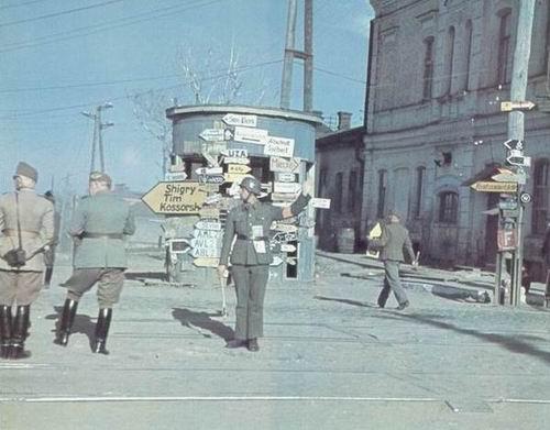 Венгерские военные на улицах советских городов... []