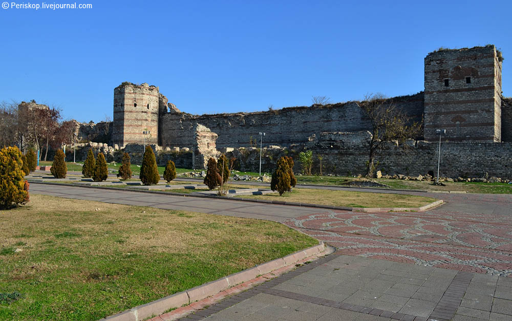 Стены Феодосия (граница византийского Константинополя) от Мраморного моря до Золотого Рога. []