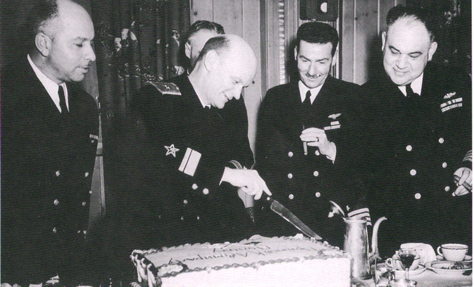 Контр-адмирал Борис Дмитриевич Попов и капитан Уильям Стюарт Максвелл ( справа) []