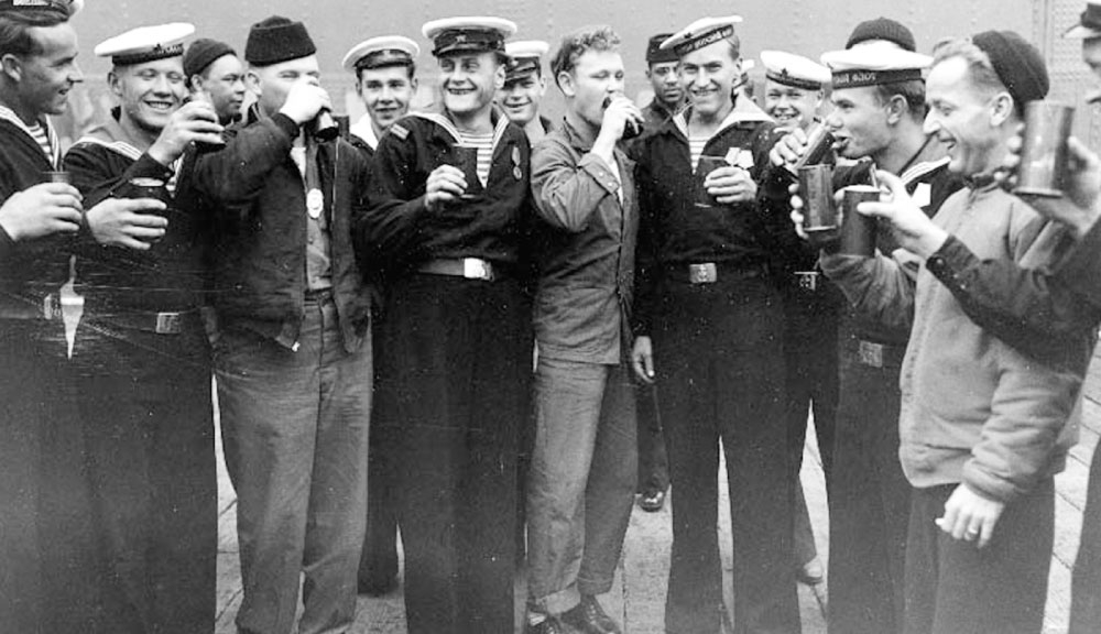 Советские и американские моряки празднуют капитуляцию Японии (Аляска, США), сентябрь 1945 г. []