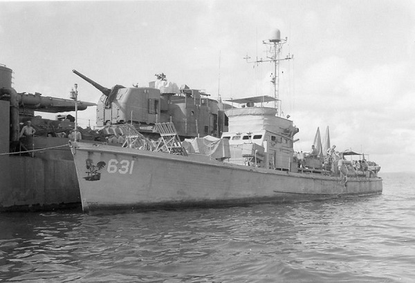 USS SC-631 вместе с эсминцем USS Эрбена, октябрь 1944 г. в заливе Лейте. []