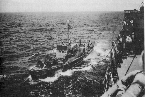 USS SCC-1066 дозаправки в море, по пути из Перл - Харбор в Сайпан для вторжения в Марианских. []